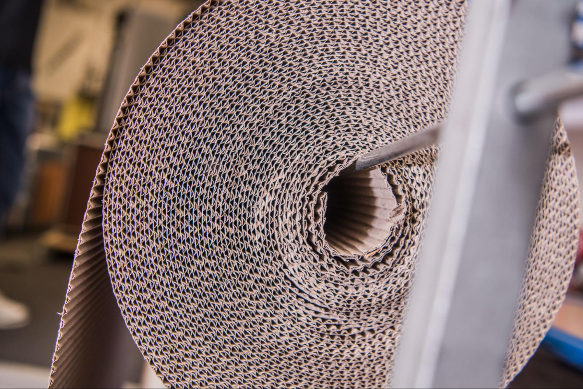 Golfkarton rol als basismateriaal voor karton stansen