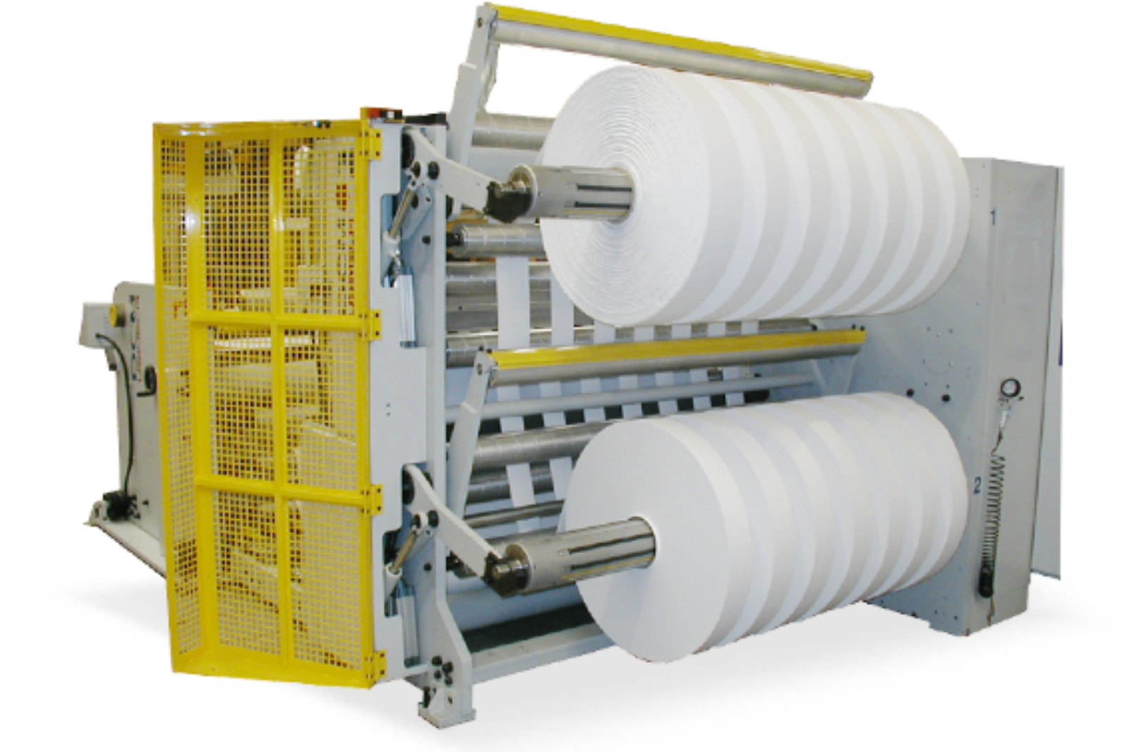 Industriële slitmachine met twee afgewerkte folierollen op maat, klaar voor gebruik in een productielijn.